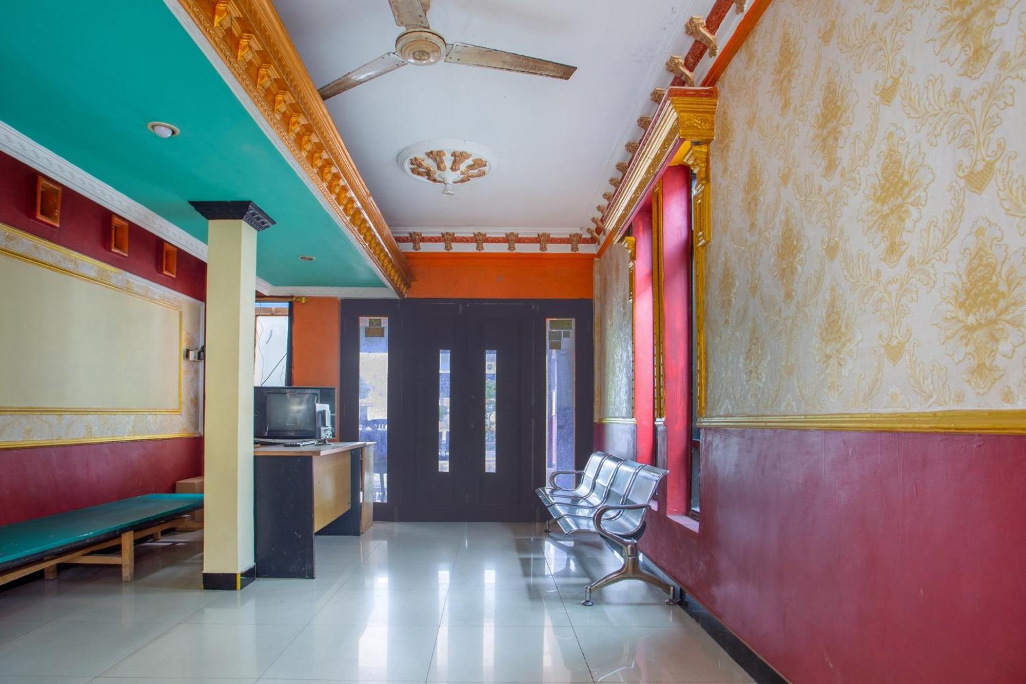 Spot On 2473 Buana Jaya Guest House Cilacap Exteriör bild