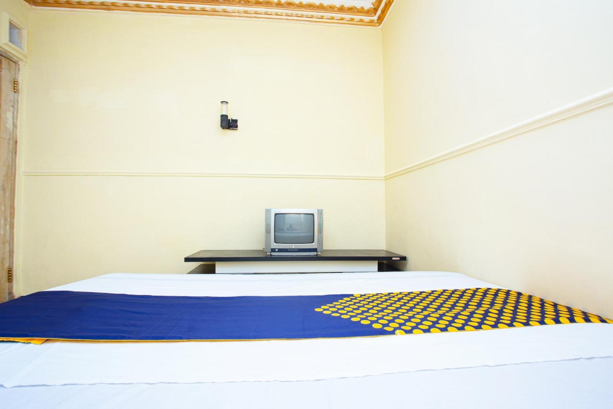 Spot On 2473 Buana Jaya Guest House Cilacap Exteriör bild