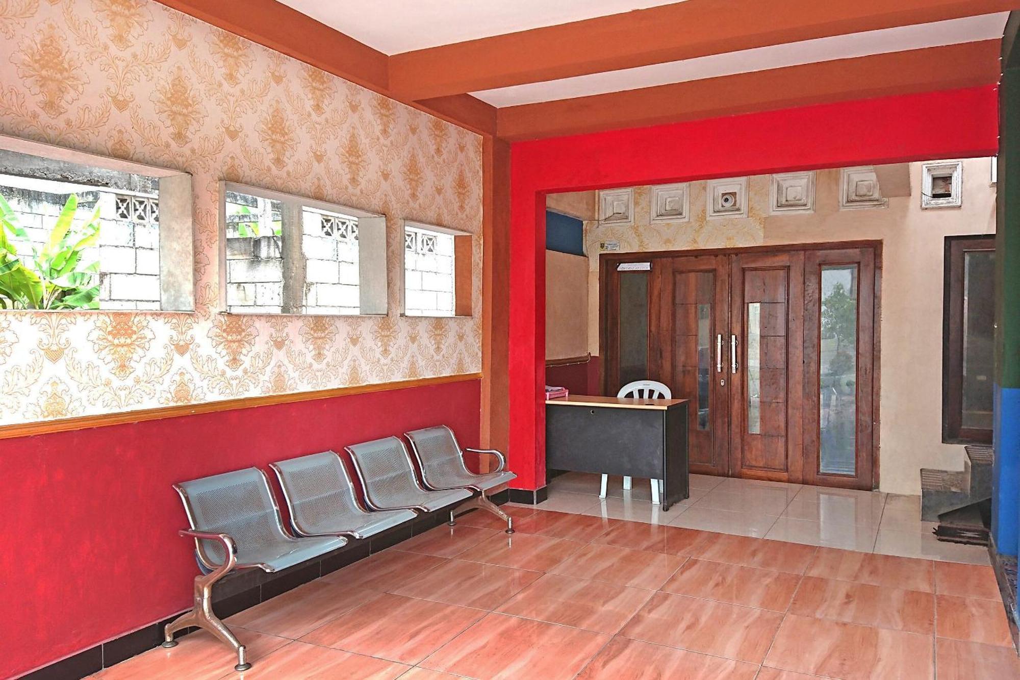 Spot On 2473 Buana Jaya Guest House Cilacap Exteriör bild