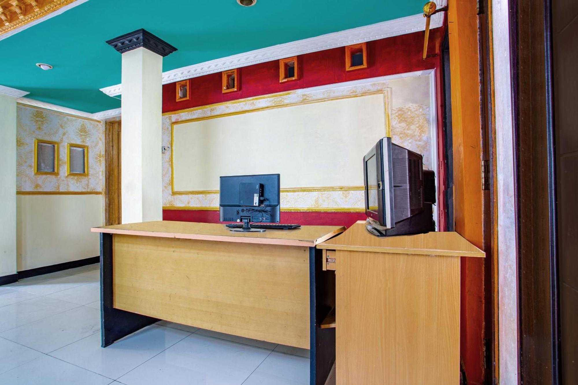 Spot On 2473 Buana Jaya Guest House Cilacap Exteriör bild