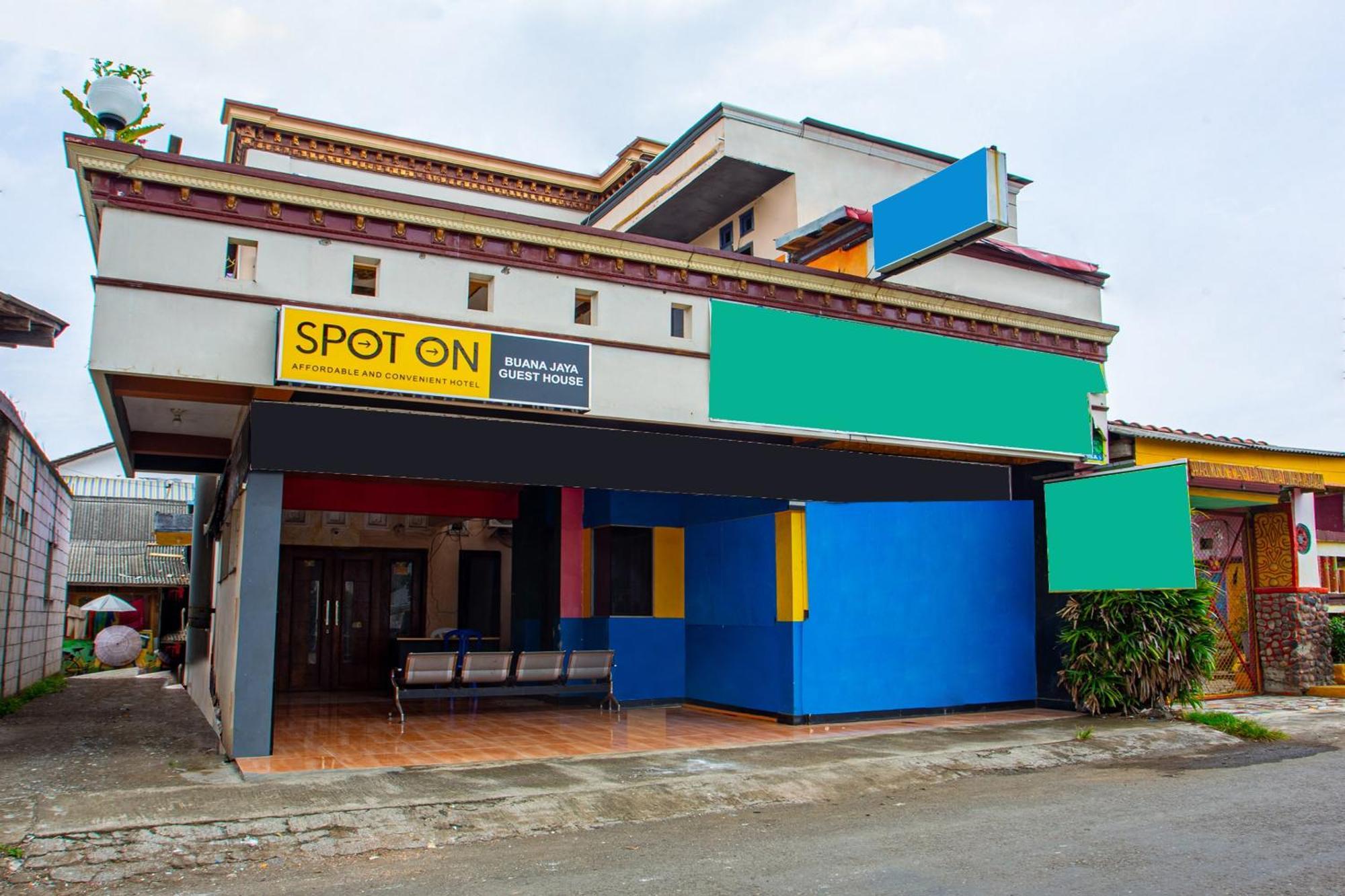 Spot On 2473 Buana Jaya Guest House Cilacap Exteriör bild