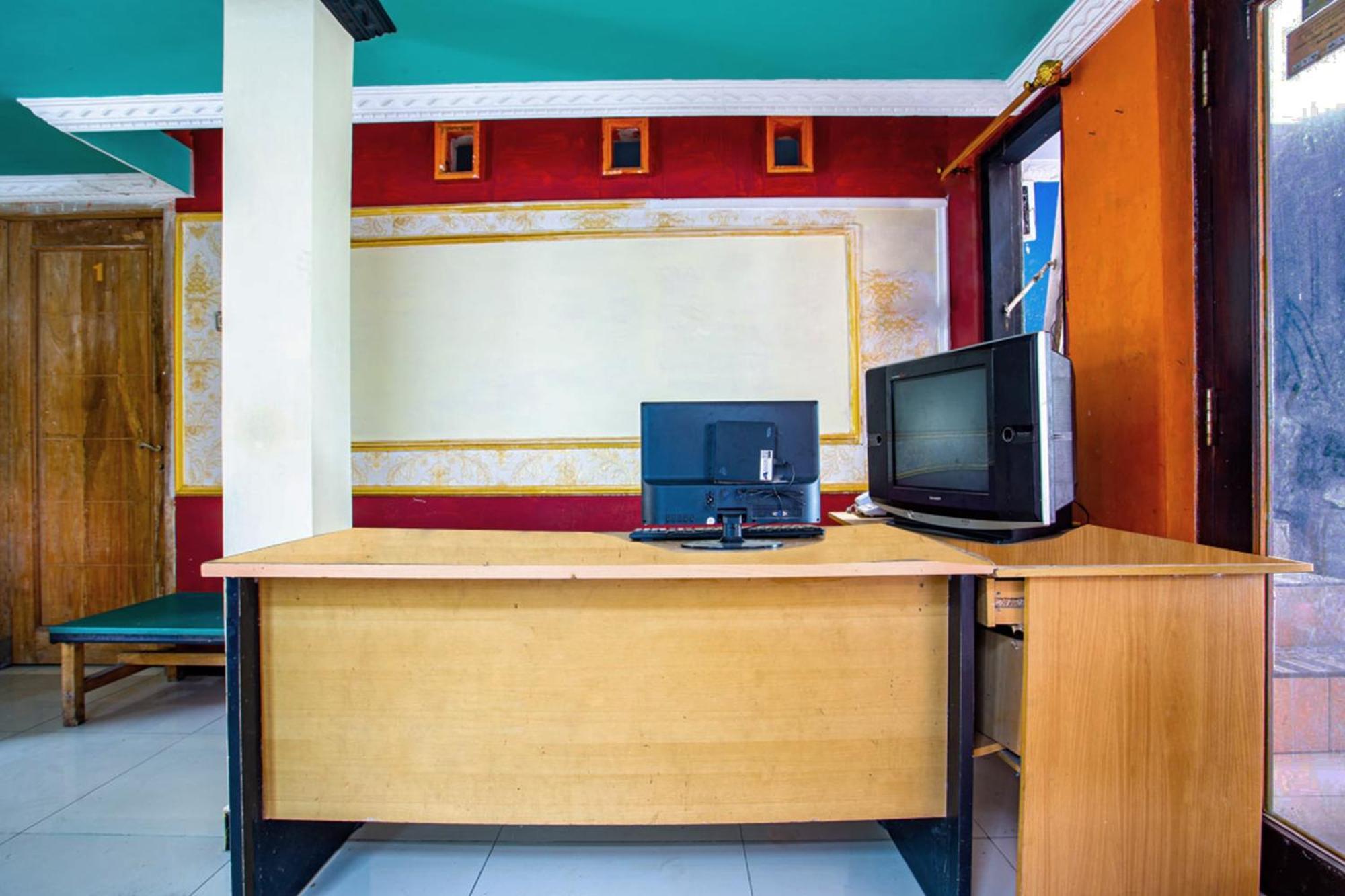 Spot On 2473 Buana Jaya Guest House Cilacap Exteriör bild