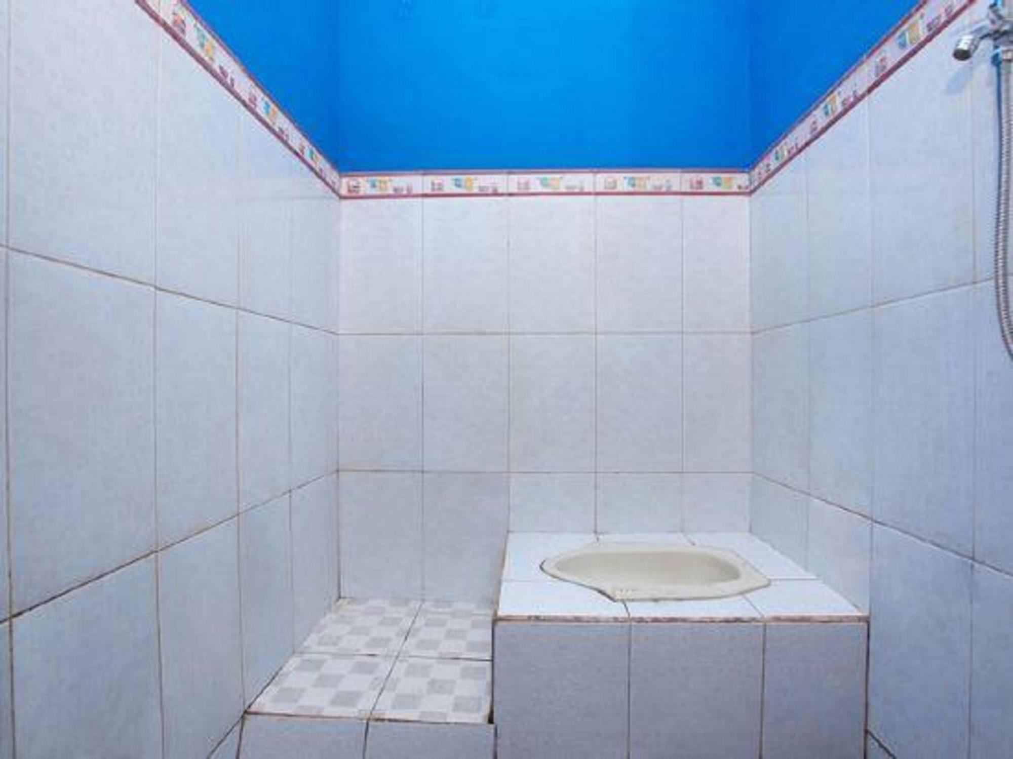 Spot On 2473 Buana Jaya Guest House Cilacap Exteriör bild